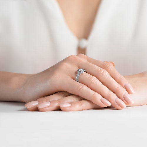 Pierścionek zaręczynowy SAVICKI: białe złoto, biały szafir, diamenty